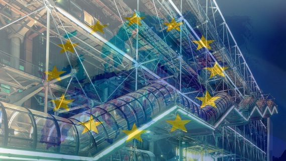 Façade du Centre Pompidou à Paris, avec un drapeau européen superposé en transparence.