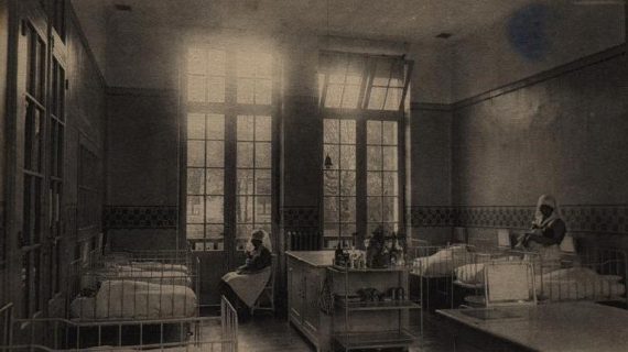 Infirmière tenant dans ses bras un bébé dans une pouponnière