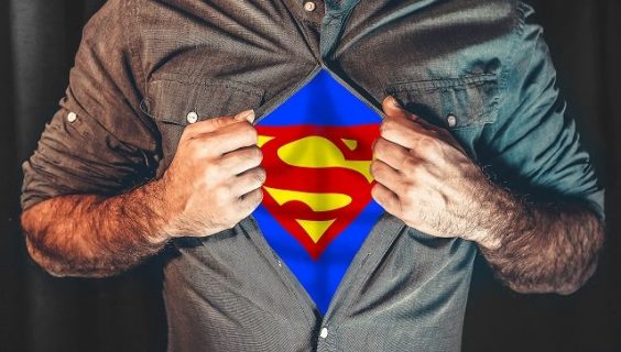 Homme en train d'ouvrir sa chemise et laissant apparaître un maillot de Superman
