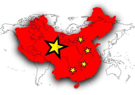 Une carte de la Chine recouvre une carte du monde.