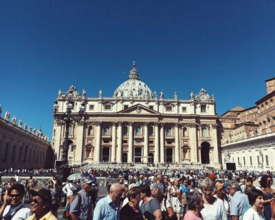 Esplanade de la cité du Vatican, où se pressent de nombreux visiteurs